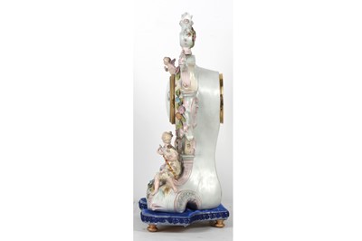 Lot 287 - AN EARLY CENTURY MEISSEN STYLE PORCELAIN...