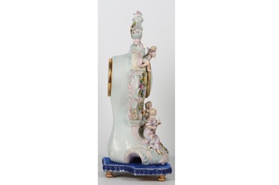 Lot 287 - AN EARLY CENTURY MEISSEN STYLE PORCELAIN...