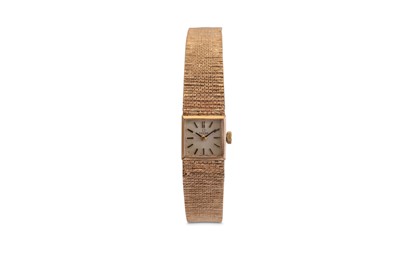 Lot 322 - OMEGA. A LADIES 9K GOLD MANUAL WIND BRACELET...