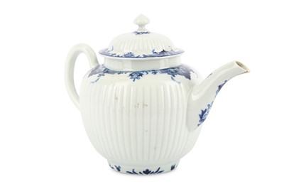 Lot 1 - A WORCESTER BLUE AND WHITE PORCELAIN TEAPOT...