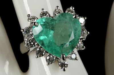 Lot 208 - An 18ct white gold, emerald and diamond heart...