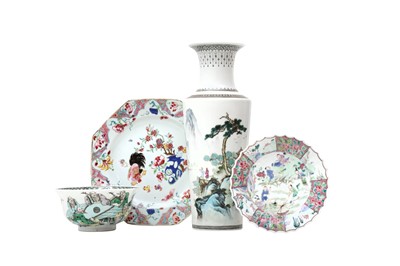 Lot 438 - FOUR CHINESE PORCELAIN ITEMS.