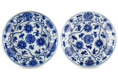 Lot 286 - A PAIR OF CHINESE BLUE AND WHITE ‘LOTUS...