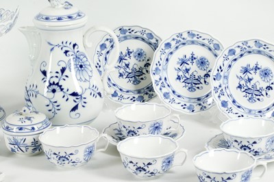 Lot 172 - A COLLECTION OF MEISSEN 'BLUE ONION' PATTERN...