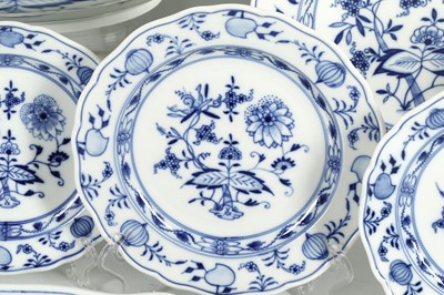 Lot 171 - AN EXTENSIVE COLLECTION OF MEISSEN 'BLUE ONION'...