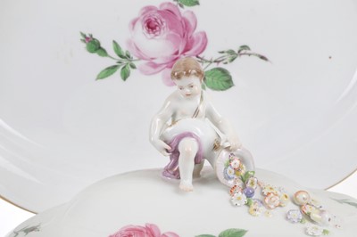 Lot 178 - A LARGE MEISSEN PORCELAIN TUREEN AND COVER AND...