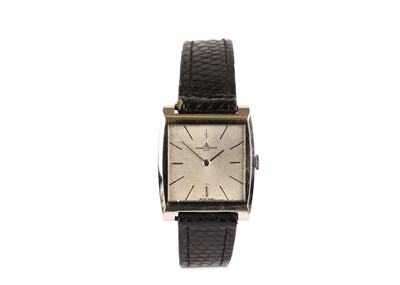 Lot 370 - BAUME & MERCIER. AN 18K WHITE GOLD MANUAL WIND...