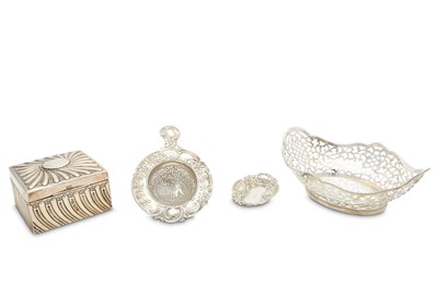 Lot 147 - A mixed group of silver items including a...