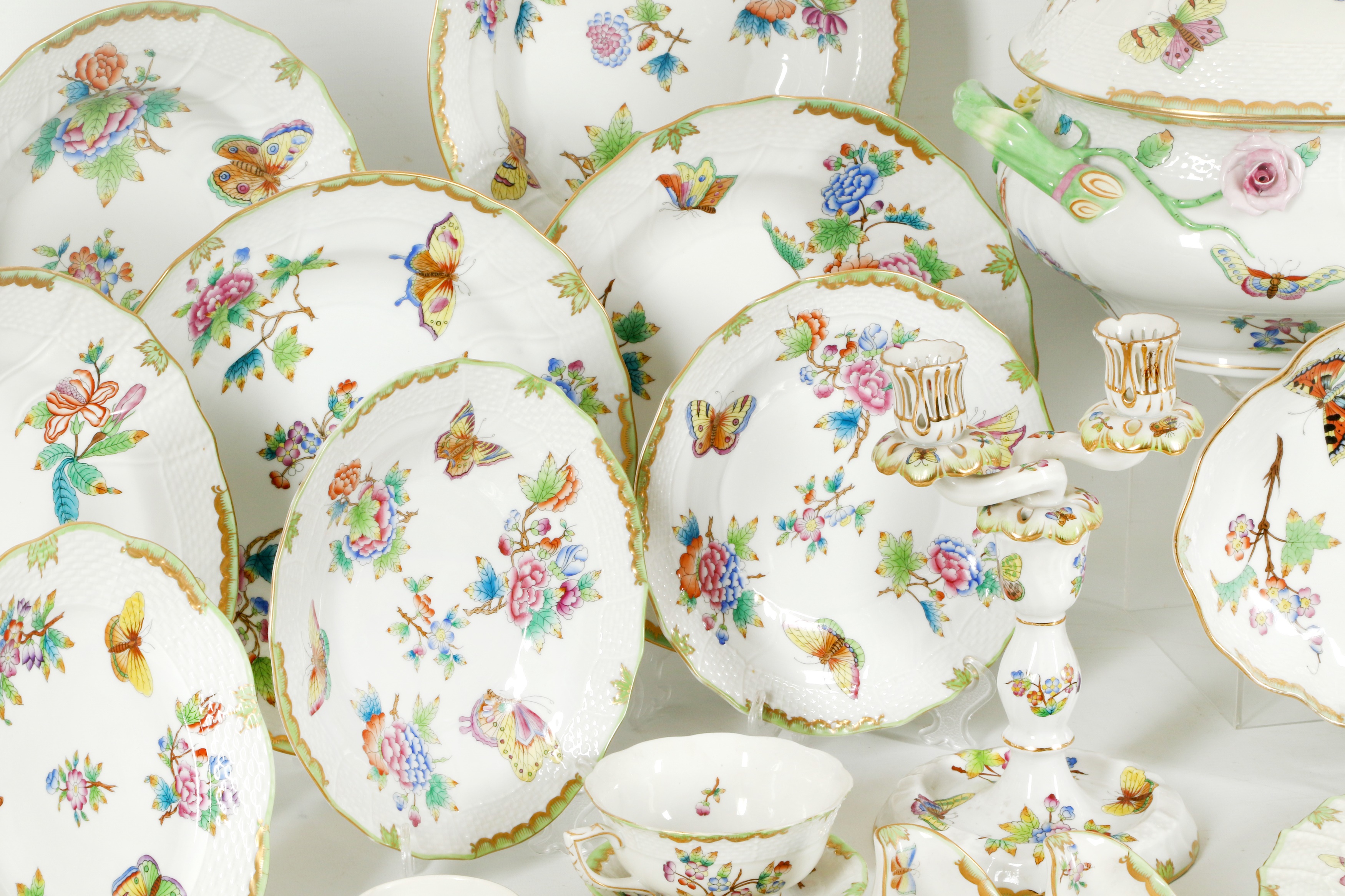Lot 179 A HEREND PORCELAIN 'QUEEN VICTORIA' PATTERN