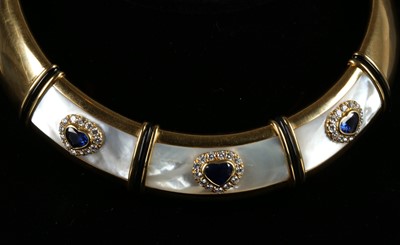 Lot 440 - A heavy 18ct gold and mother-of-pearl choker,...