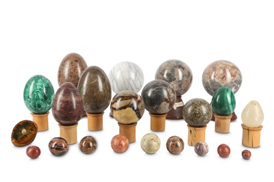 Lot 84 - A COLLECTION OF TWENTY TWO VARIOUS HARDSTONE...