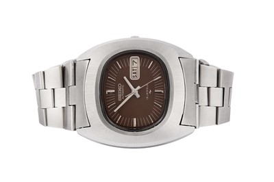 Lot 107 - SEIKO. A MENS STAINLESS STEEL AUTOMATIC...