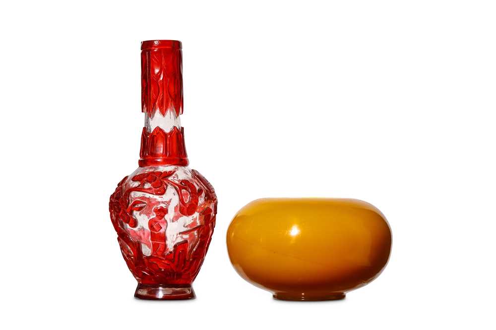 Lot 275 - TWO CHINESE GLASS ITEMS. 19th/20th Century.