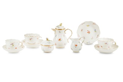 Lot 174 - A COLLECTION OF MEISSEN PORCELAIN TEAWARE,...
