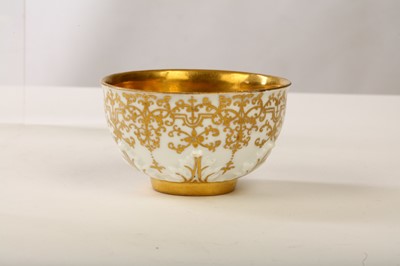 Lot 7 - A MEISSEN HAUSMALER TEABOWL AND SAUCER, circa...