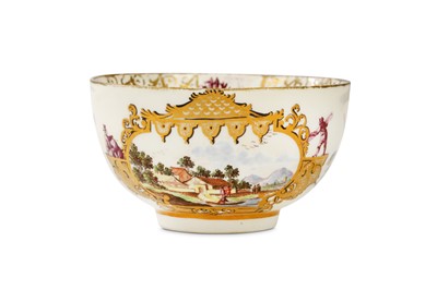 Lot 24 - A MEISSEN TEABOWL, circa 1740, painted to both...
