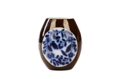 Lot 47 - A SMALL MEISSEN VASE, circa 1740, the ovoid...