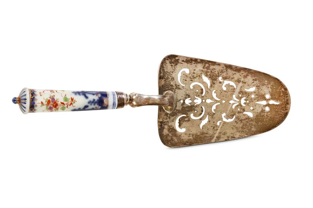 Lot 42 - A MEISSEN CUTLERY HANDLE MOUNTED WITH A...