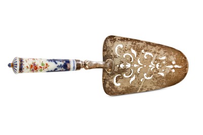 Lot 126 - A MEISSEN CUTLERY HANDLE MOUNTED WITH A...