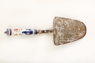 Lot 126 - A MEISSEN CUTLERY HANDLE MOUNTED WITH A...