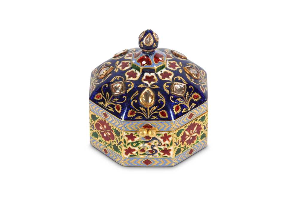 Lot 297 - A GEMSET ENAMELLED GOLD BOX Jaipur, Rajasthan,...