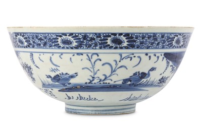 Lot 303 - A CHINESE BLUE AND WHITE 'DUCK' BOWL. 17th...
