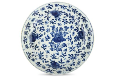 Lot 27 - A SET OF SIX CHINESE BLUE AND WHITE DISHES....