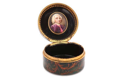 Lot 44 - A late 18th century French vernis martin snuff...