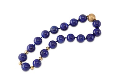 Lot 136 - A lapis lazuli necklace The spherical...