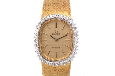 Lot 316 - OMEGA. A LADIES 18K YELLOW GOLD MANUAL WIND...