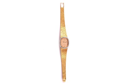 Lot 316 - OMEGA. A LADIES 18K YELLOW GOLD MANUAL WIND...