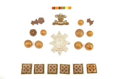 Lot 13 - 8 tunic buttons and 4 badges for an officer of...