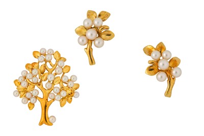 Lot 120 - A cultured pearl brooch and earring suite, by...