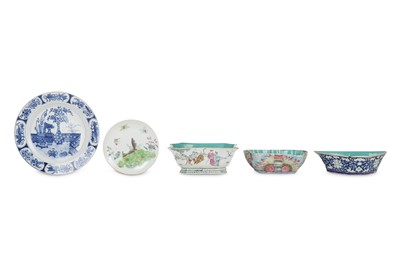 Lot 403 - A CHINESE BLUE AND WHITE 'ANTIQUES' DISH AND A...