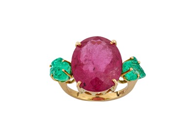 Lot 106 - A pink tourmaline and emerald ring The...