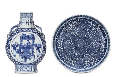 Lot 284 - A LARGE CHINESE BLUE AND WHITE 'LOTUS' CHARGER....
