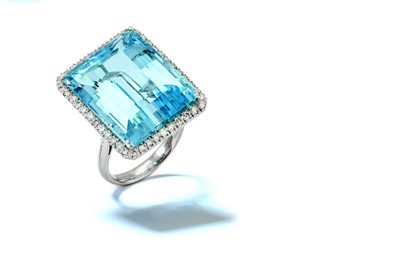 Lot 112 - An aquamarine and diamond dress ring The...