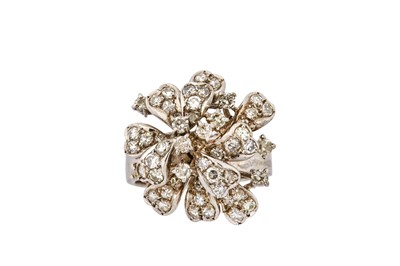 Lot 158 - A diamond cluster ring The tiered flowerhead...