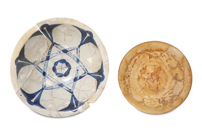 Lot 15 - AN ABBASID BLUE AND WHITE POTTERY DISH AND AN...