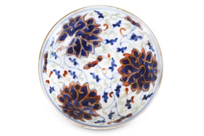 Lot 405 - A SMALL ENAMELLED BLUE AND WHITE 'LOTUS'...