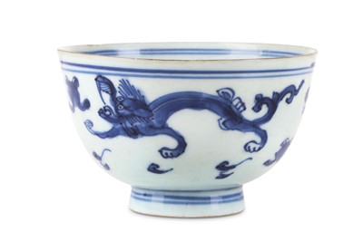 Lot 19 - A CHINESE BLUE AND WHITE 'DRAGON' BOWL.  Late...