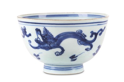 Lot 19 - A CHINESE BLUE AND WHITE 'DRAGON' BOWL.  Late...