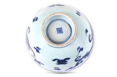 Lot 19 - A CHINESE BLUE AND WHITE 'DRAGON' BOWL.  Late...