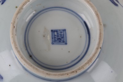 Lot 19 - A CHINESE BLUE AND WHITE 'DRAGON' BOWL.  Late...