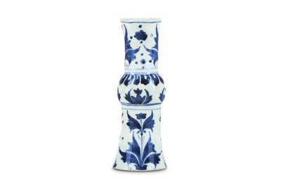 Lot 281 - A CHINESE BLUE AND WHITE VASE. Transitional...