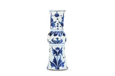 Lot 281 - A CHINESE BLUE AND WHITE VASE. Transitional...