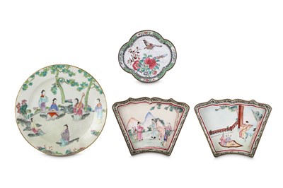 Lot 35 - A CHINESE FAMILLE ROSE 'LADIES' PLATE. Qing...