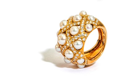 Lot 194 - A cultured pearl and diamond 'Matelassé' ring,...