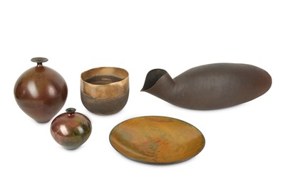 Lot 538 - A collection of contemporary studio pottery,...