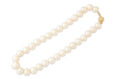 Lot 96 - A cultured pearl necklace The single strand of...